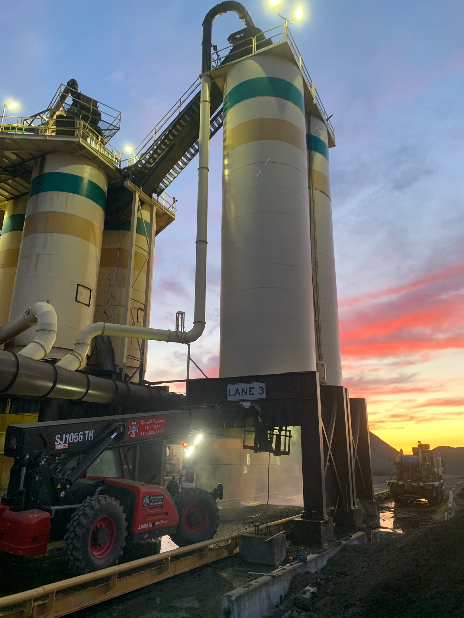 photo of Hydrojetting of Asphalt Plant Silos, Sacramento, CA, DrumJet project